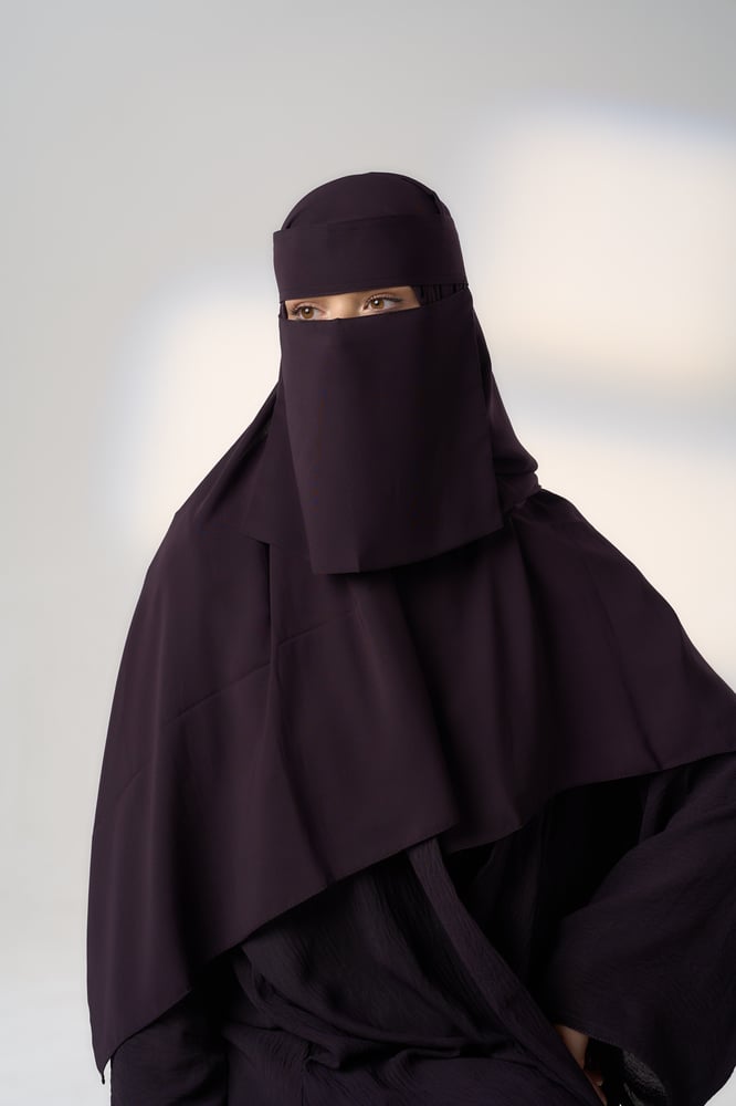 نقاب مع طرحة بنفسجي