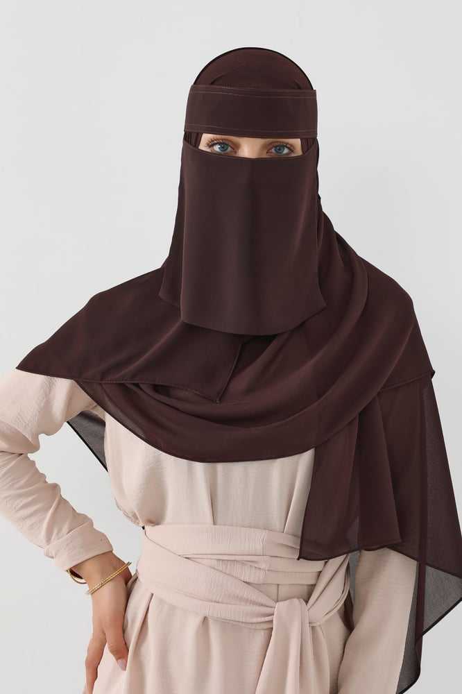 نقاب مع طرحة بني