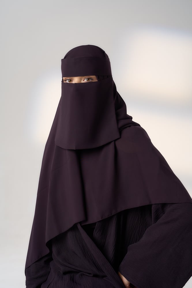 نقاب مع طرحة بنفسجي