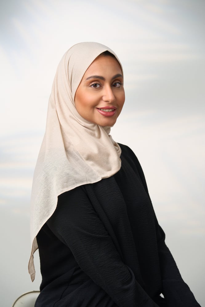 طرحة جاهزة مع مطاط قصير جهة اليسار