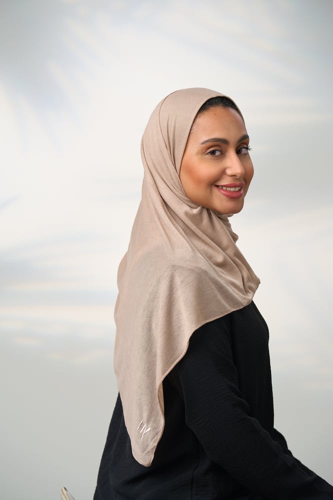 طرحة جاهزة مع مطاط قصير جهة اليسار