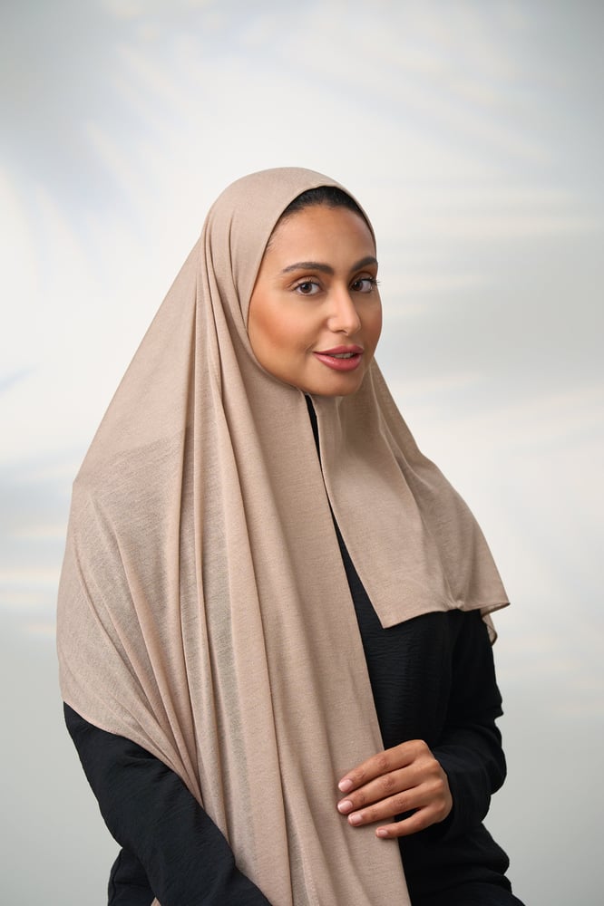طرحة جاهزة مع مطاط قصير جهة اليسار