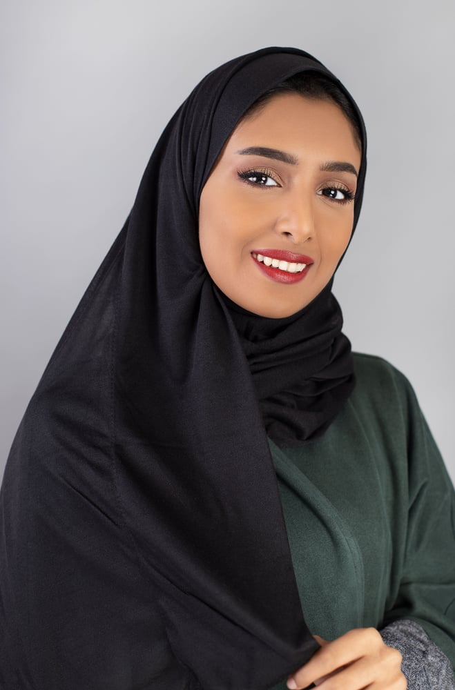 طرحة مخيطة جاهزة- أسود قصير يسار