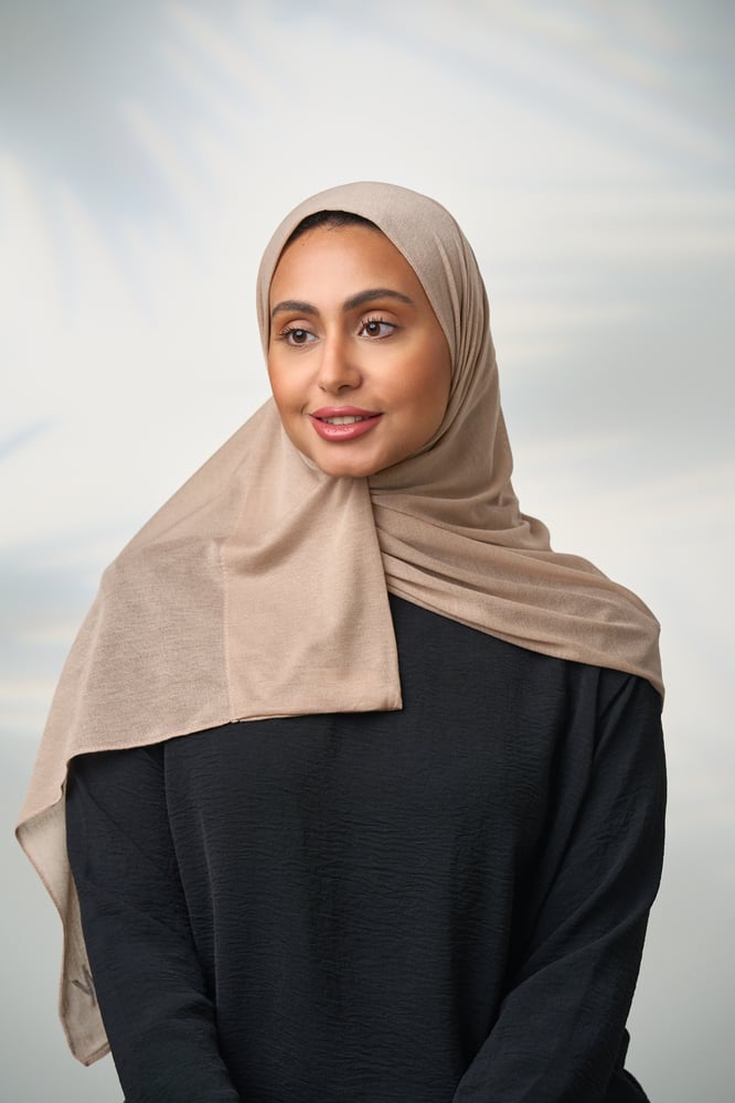 طرحة جاهزة مع مطاط قصير جهة اليسار