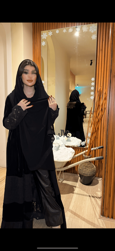 عباية مخمل مع دانتيل اسود