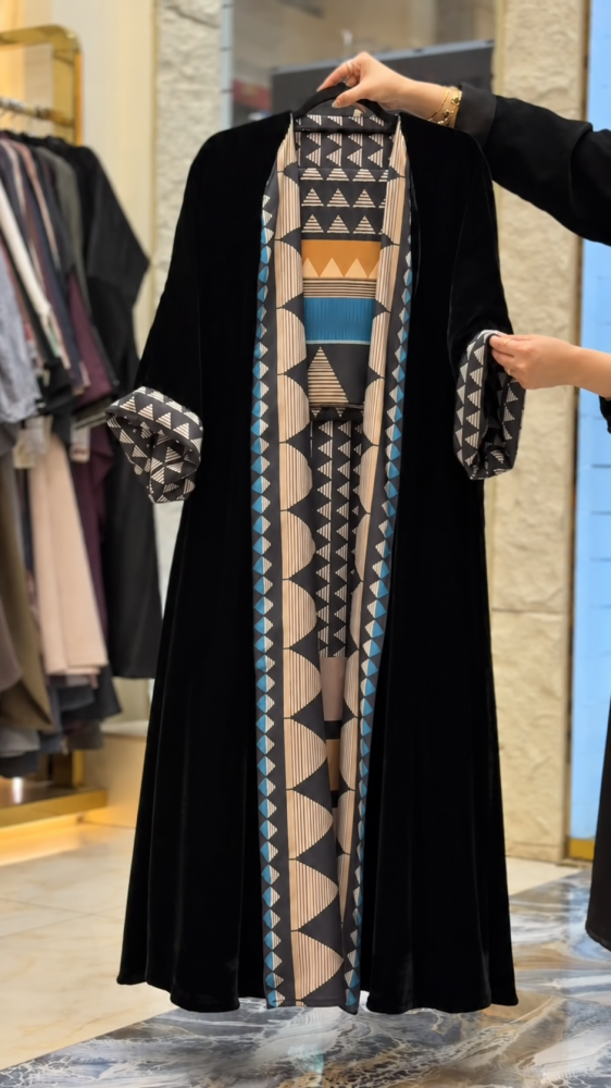 عباية دبل فيس مخمل أسود بنقشة هندسية