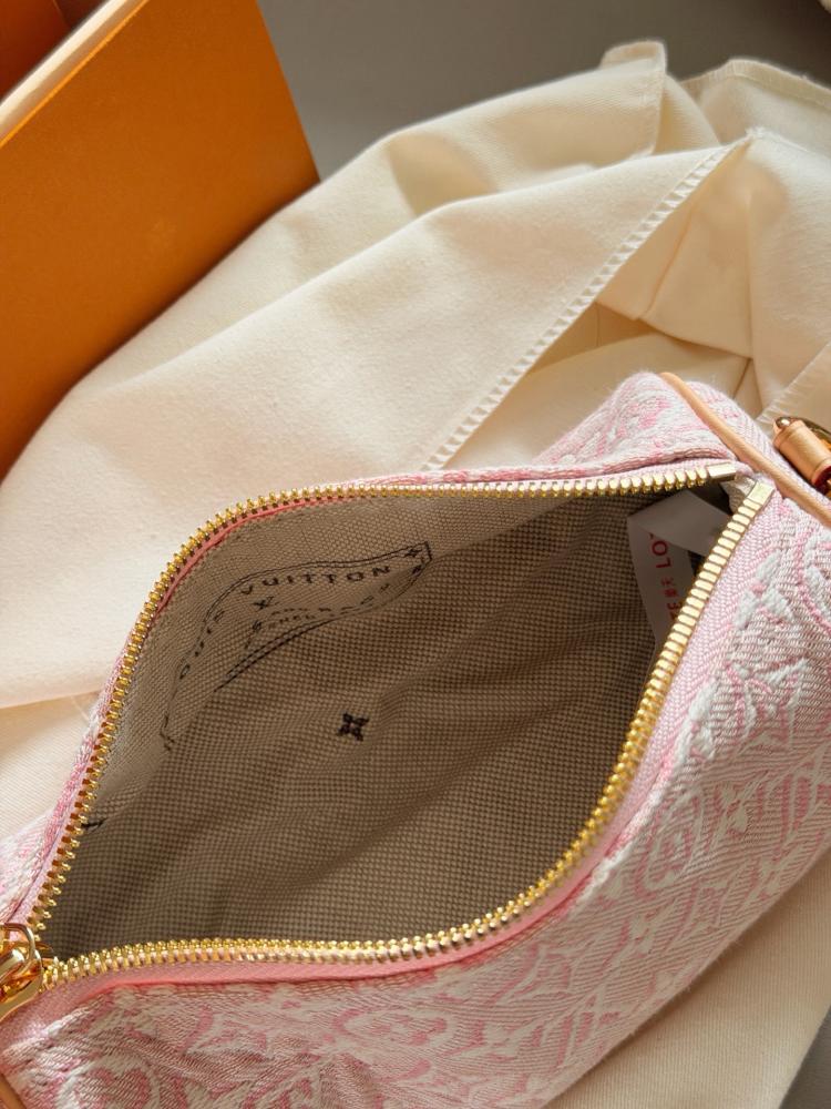 Louis Vuitton – حقيبة Cylinder الدنيم الوردية (Pink Denim Cylinder Bag)