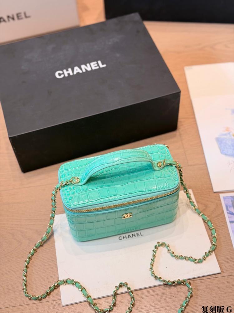 CHANEL – حقيبة Vanity بنقشة جلد التمساح (Croc-Embossed Vanity Bag)