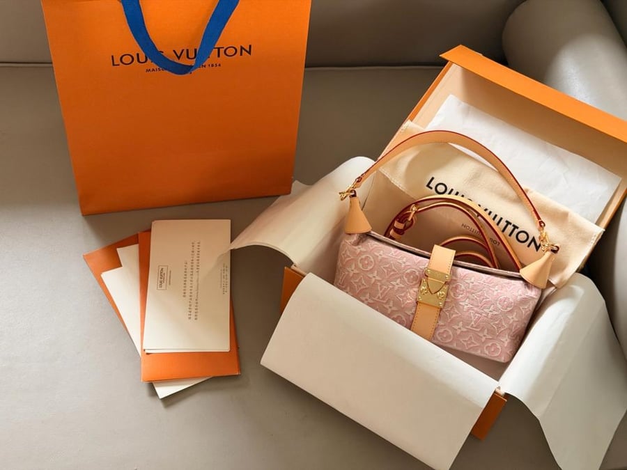 Louis Vuitton – حقيبة MIA الدنيم الوردية (Pink Denim MIA Bag)