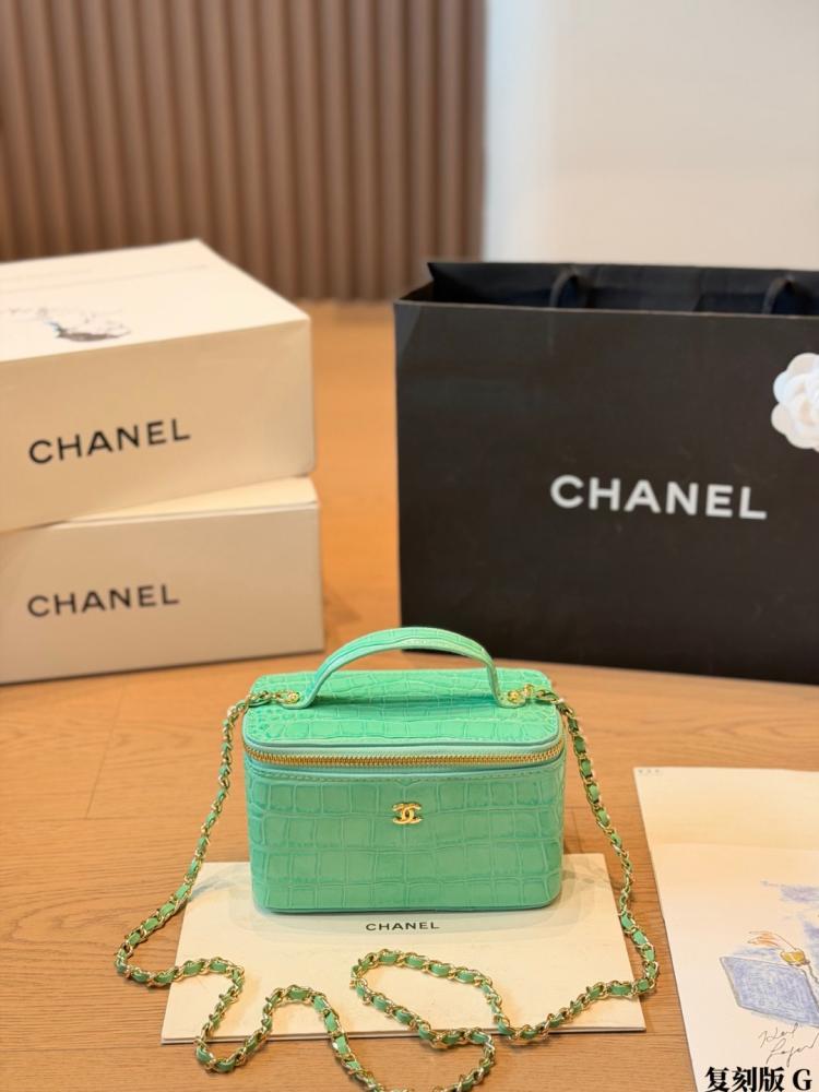 CHANEL – حقيبة Vanity بنقشة جلد التمساح (Croc-Embossed Vanity Bag)