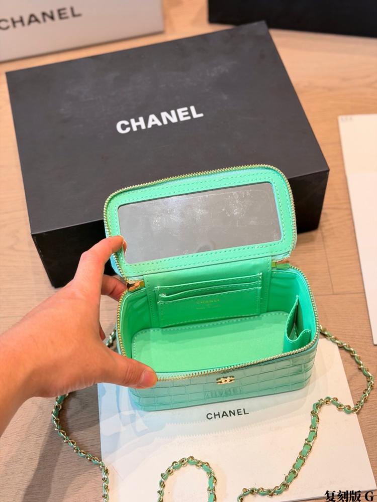 CHANEL – حقيبة Vanity بنقشة جلد التمساح (Croc-Embossed Vanity Bag)