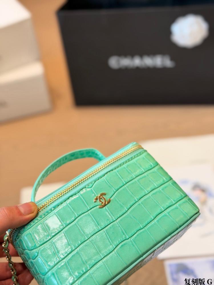 CHANEL – حقيبة Vanity بنقشة جلد التمساح (Croc-Embossed Vanity Bag)