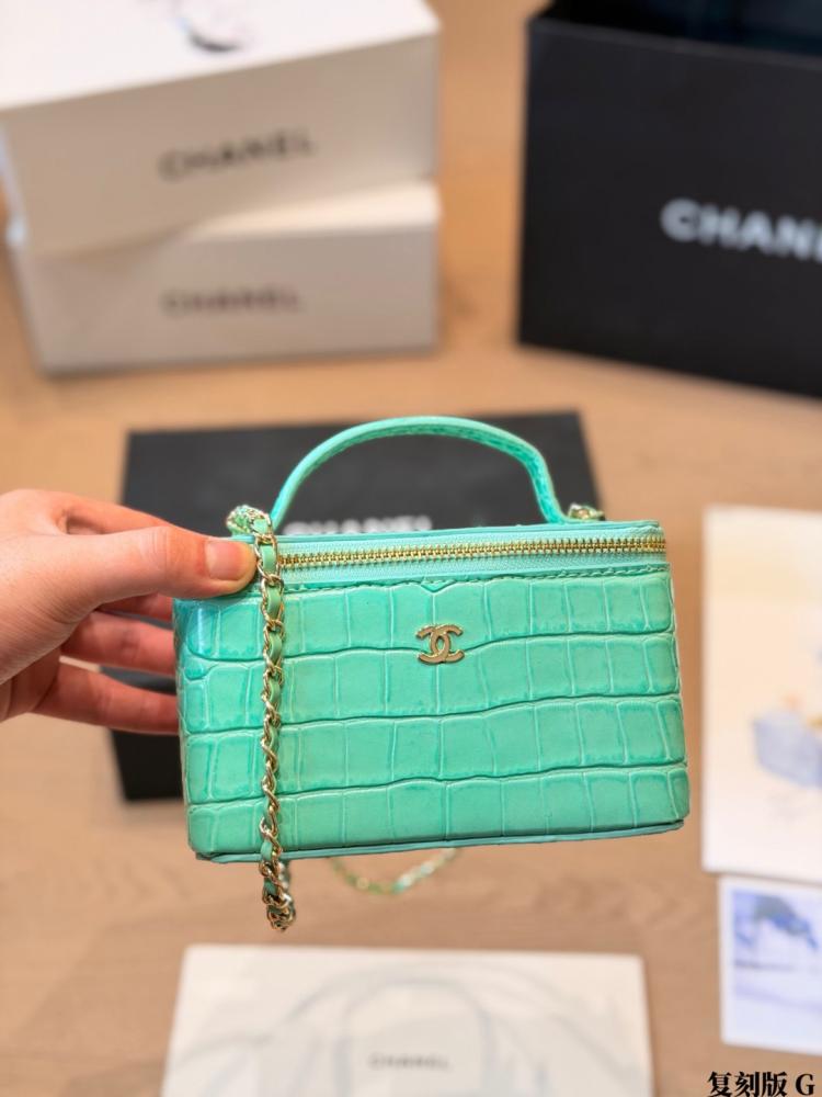 CHANEL – حقيبة Vanity بنقشة جلد التمساح (Croc-Embossed Vanity Bag)