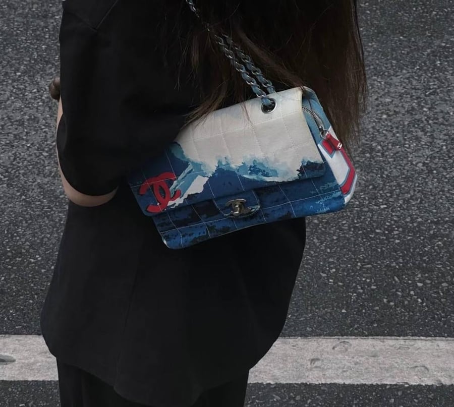 Chanel – حقيبة غلاف كلاسيكية بطبعة الموجة (Classic Wave Print Flap Bag)