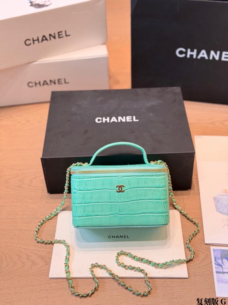 CHANEL – حقيبة Vanity بنقشة جلد التمساح (Croc-Embossed Vanity Bag)