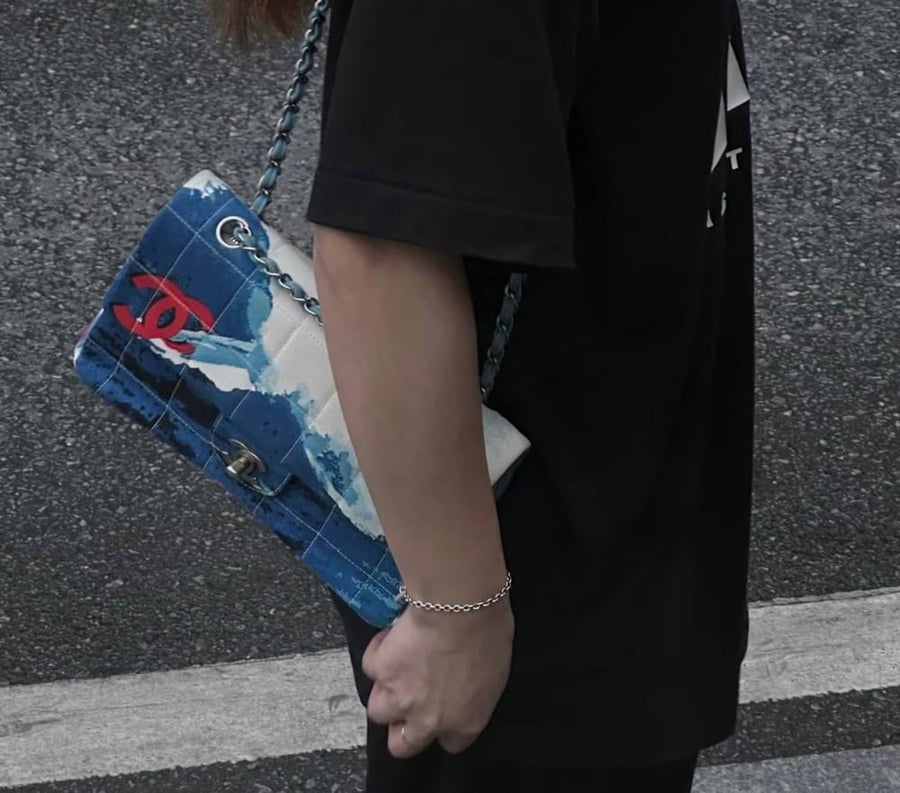 Chanel – حقيبة غلاف كلاسيكية بطبعة الموجة (Classic Wave Print Flap Bag)