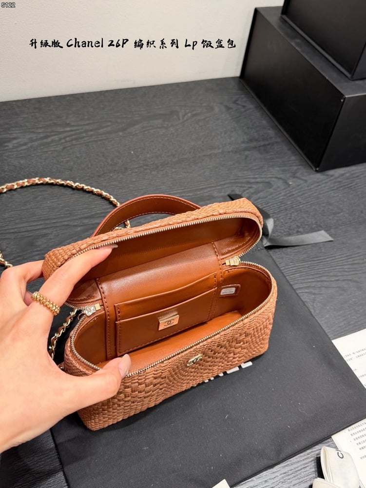 CHANEL – حقيبة LP34 المنسوجة (Woven Box Bag)