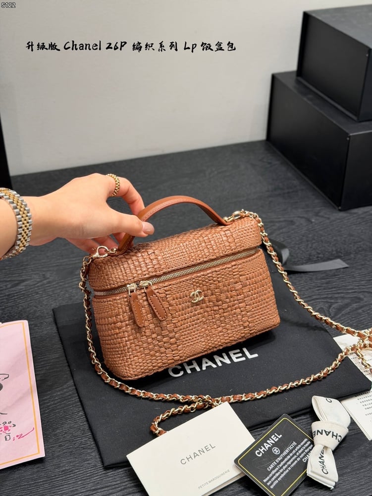 CHANEL – حقيبة LP34 المنسوجة (Woven Box Bag)