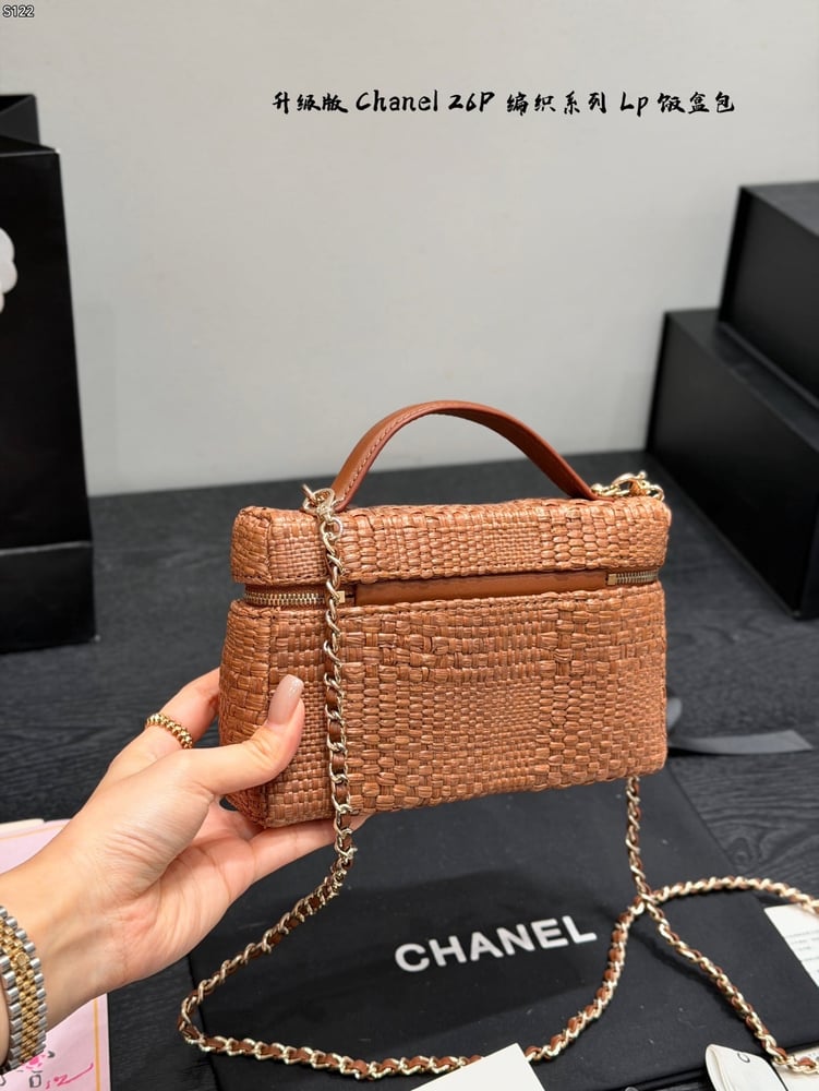 CHANEL – حقيبة LP34 المنسوجة (Woven Box Bag)