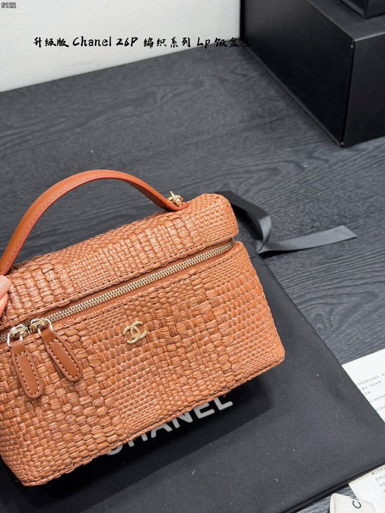 CHANEL – حقيبة LP34 المنسوجة (Woven Box Bag)