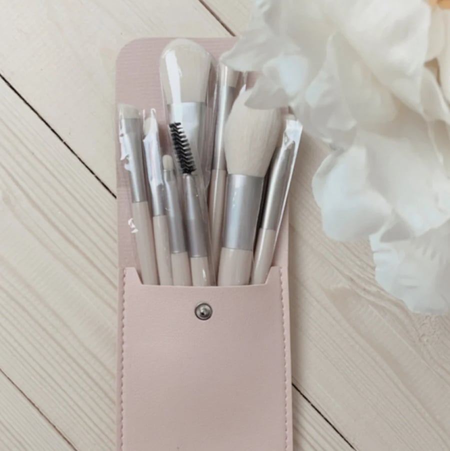Makeup brush distributions