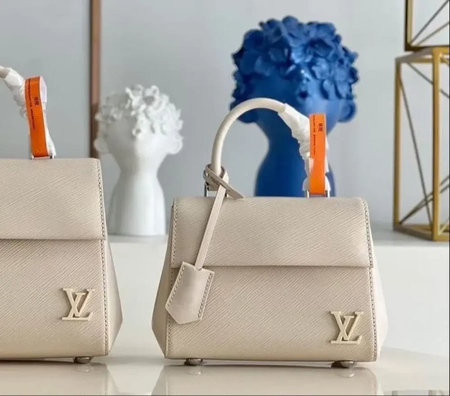 شنطه لوي فيتون Cluny Mini مقاس 20cm