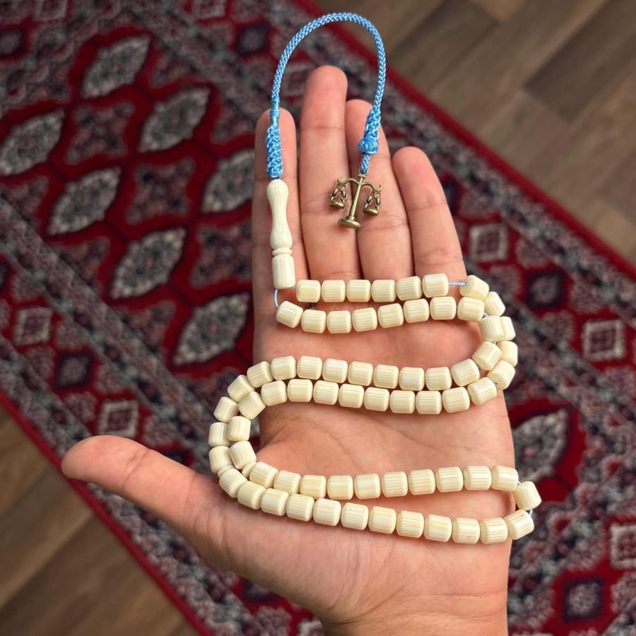 بكلايت شبيه عاج