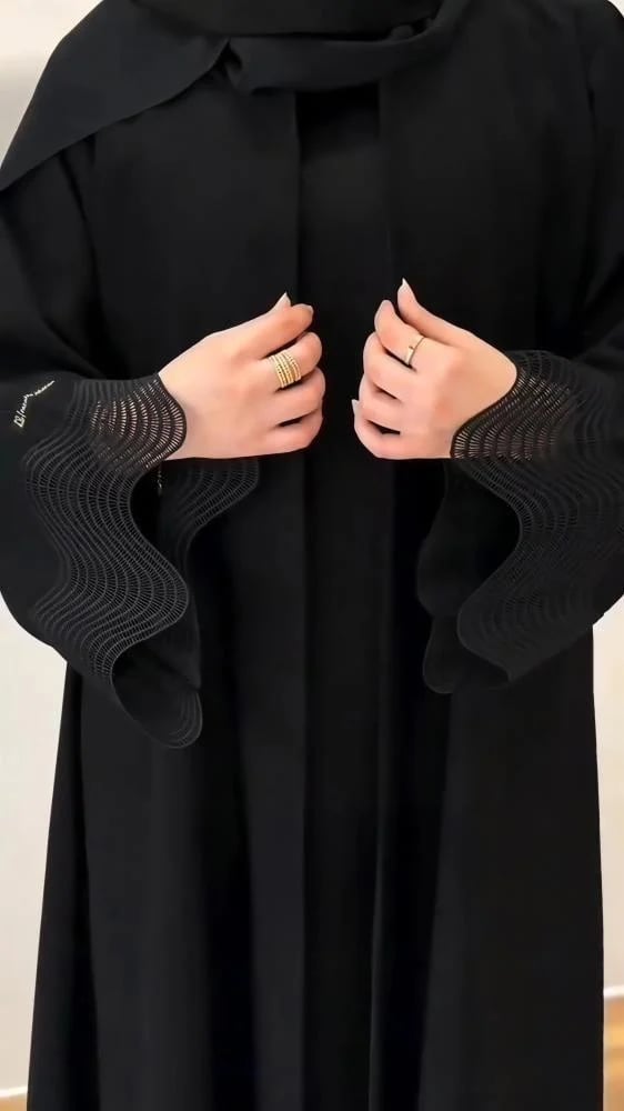 عبايات مفتوحة من قماش كريب بتصميم أنيق