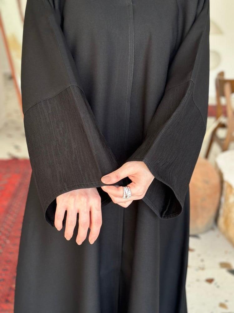 عباية خروج مزوده بقماش جاكار مما يمنحها لمسه فريده