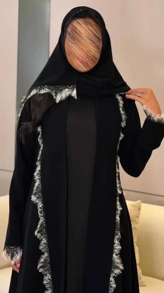 عباية بالدانتيل الأسود والأبيض بتصميم أنيق