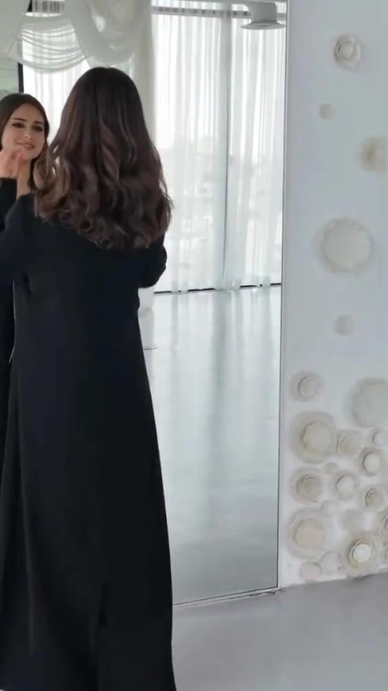 عبايات بليزر بتفاصيل بسيطة ولمسة فخامة