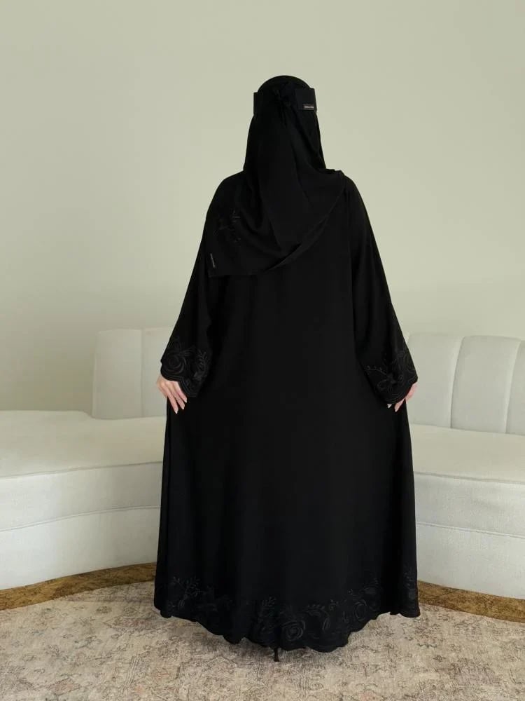 عبايه بتطريز اسود تصميم كلاسيكي يمنح إطلالة فاخرة