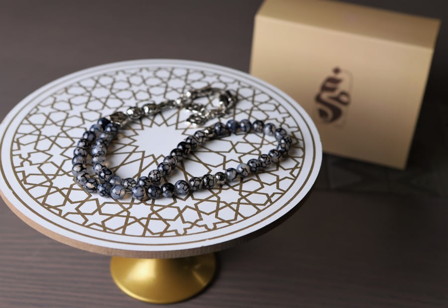 سبحة حجر العقيق اللون رمادي بعروق سودا