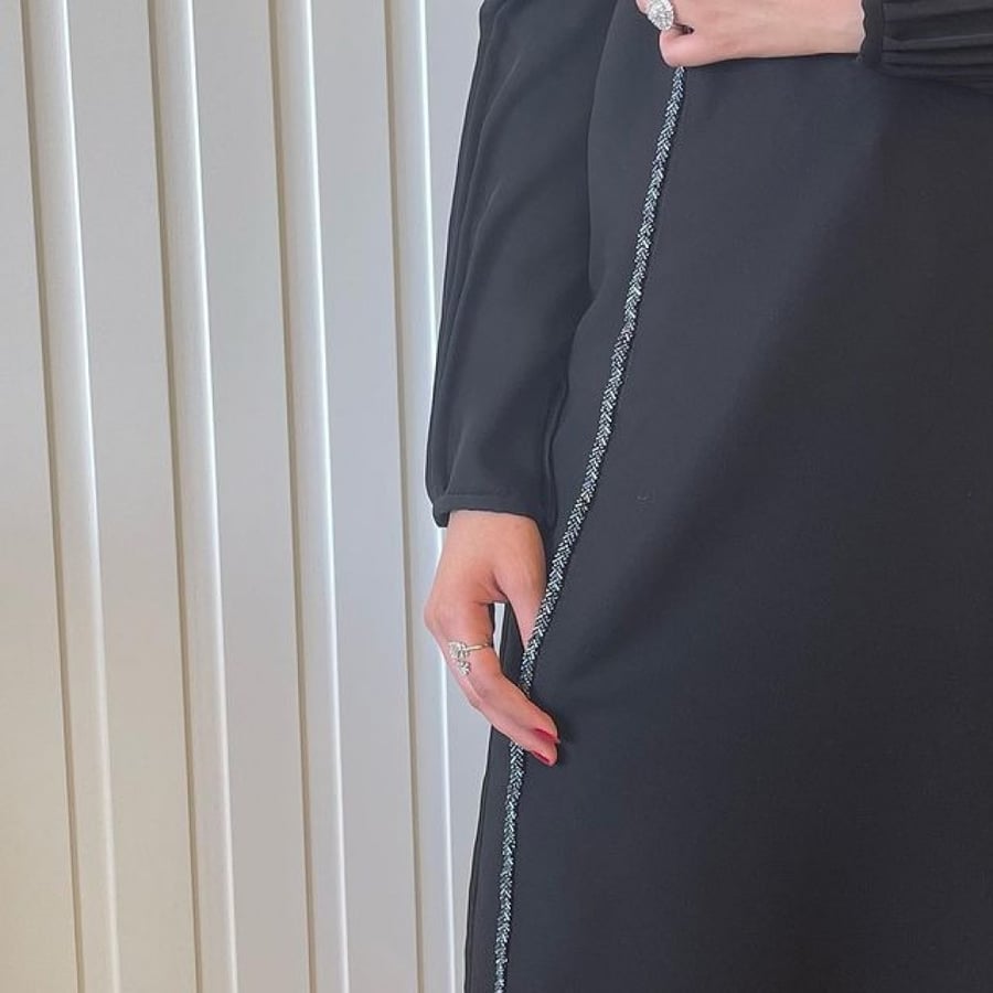 عبايه اسود بطرف لمعه سوارفسكي