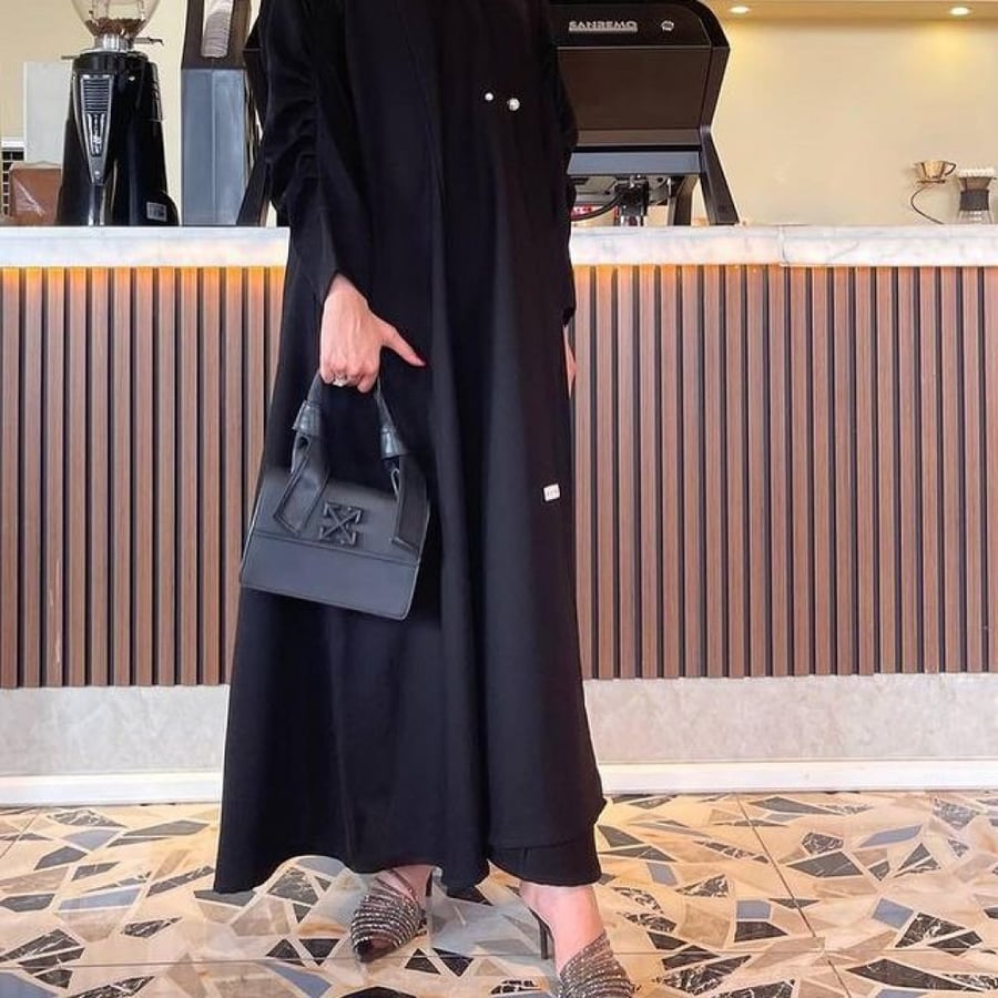 عبايه اسود بقصه كلوش