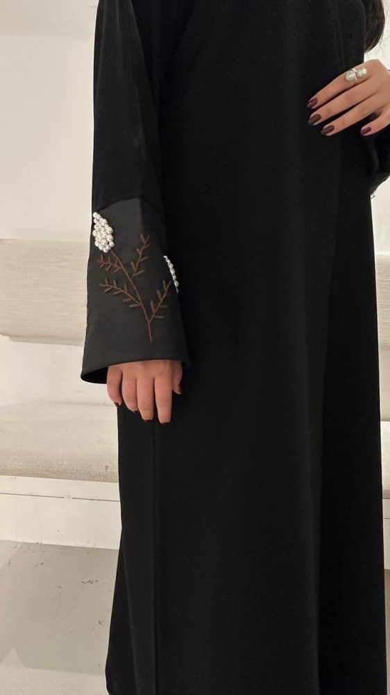 عبايه اسود ملكي بتطريز يدوي