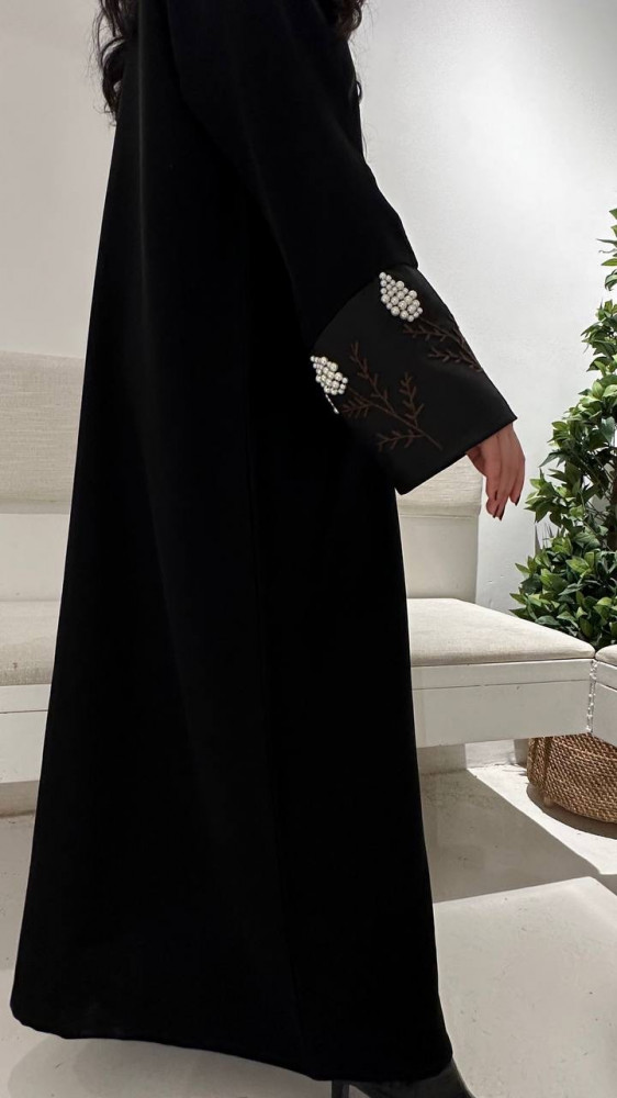 عبايه اسود ملكي بتطريز يدوي
