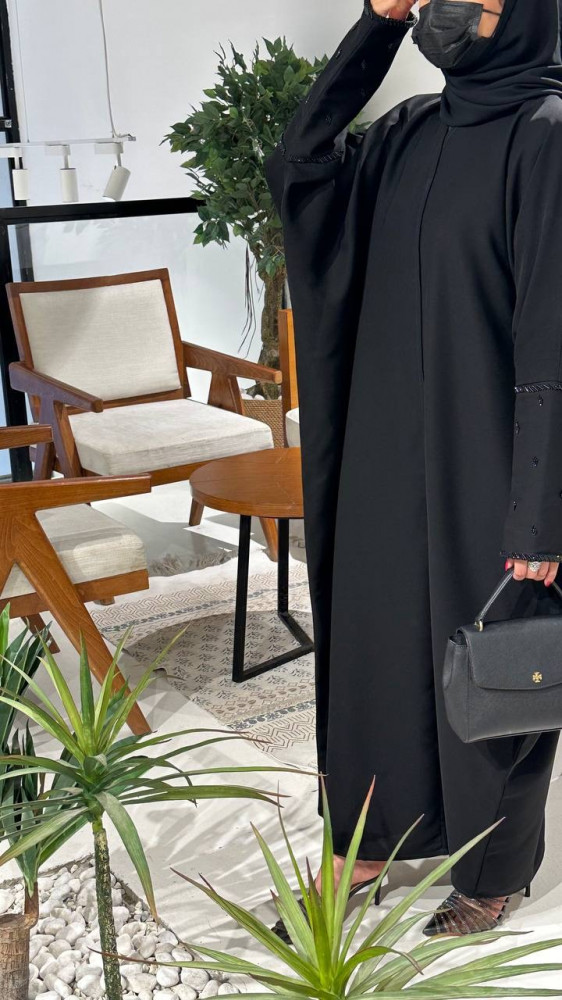 عبايا اسود بتطريز يدوي اسود . نص بشت