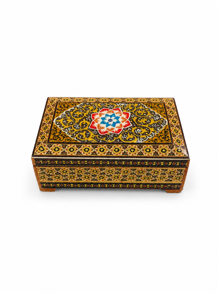 علبة مرسومة باحترافية كبيرة