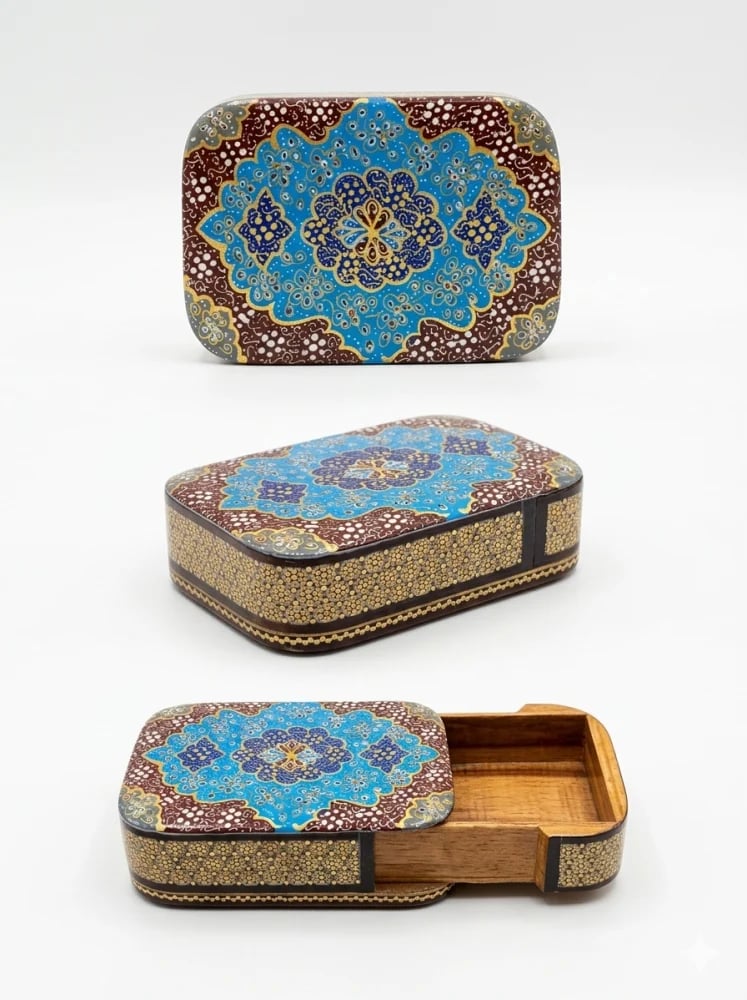 Elegant oud box with pull