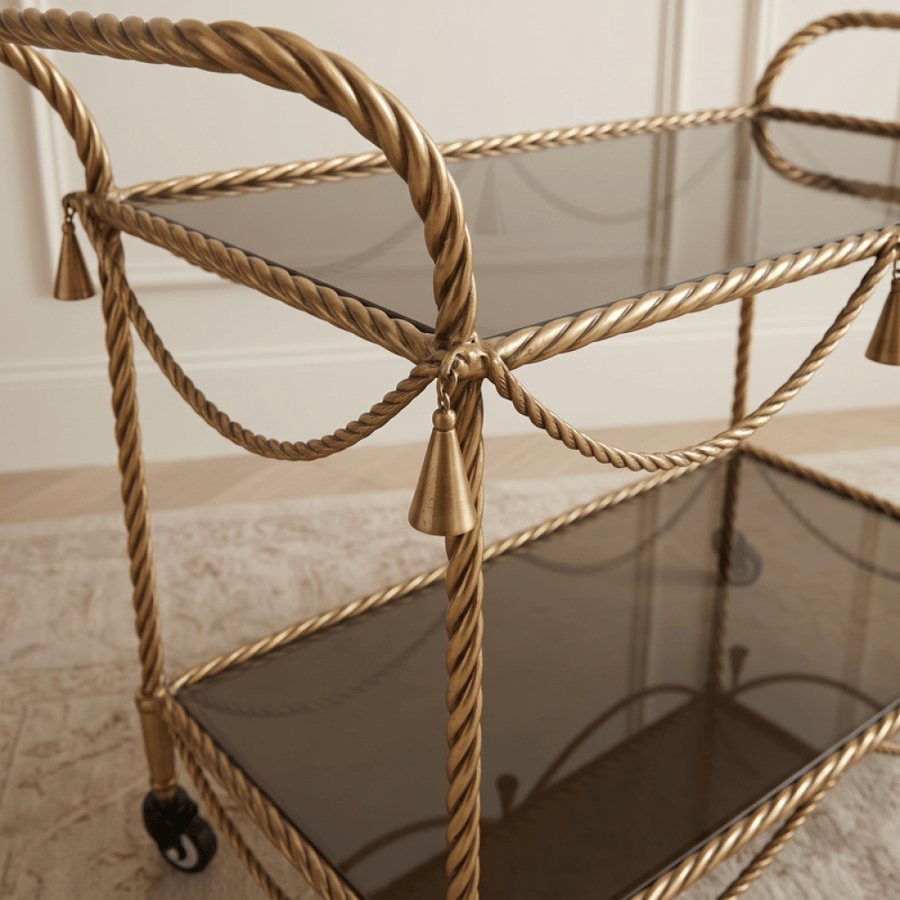 عربة ضيافة وتقديم بعجلات بتصميم معدني ملتف ورفين زجاجيين