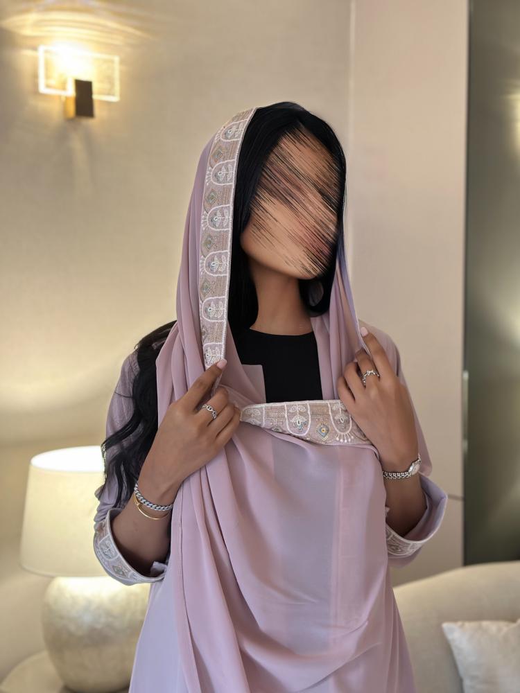 عباية كلوش  كريب وردي مع كسر في الظهر وشك وتطريز
