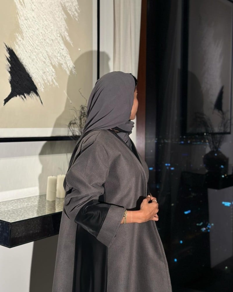 عباية شتوية  نص كلوش جوخ رمادي مع جلد اسود + طرحة