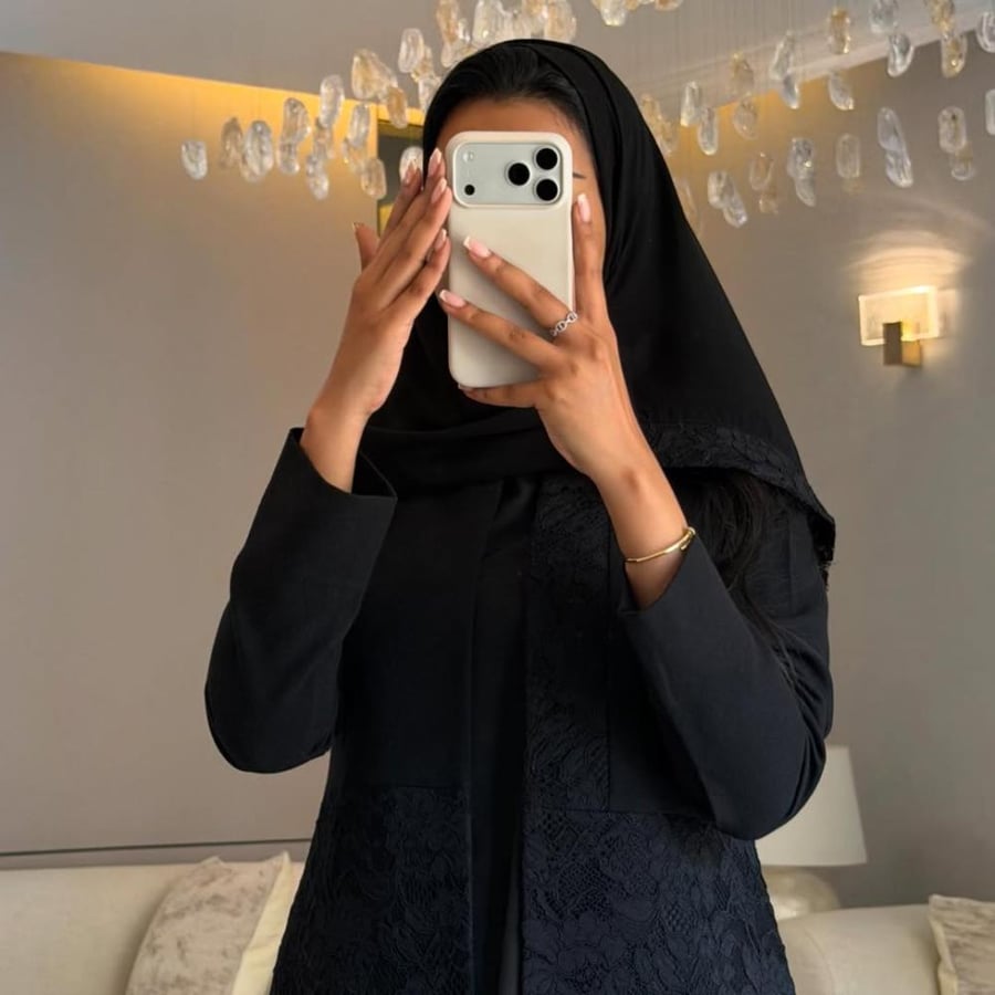 عباية جوخ اسود مع دانتيل اسود نص كلوش