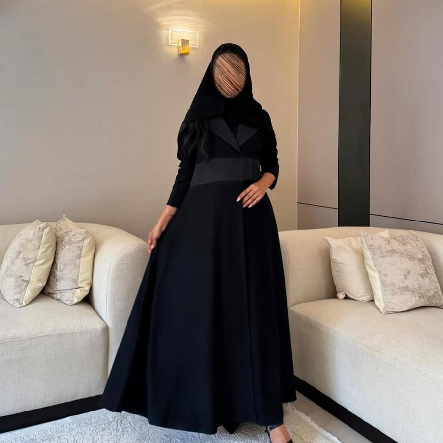 عباية جوخ اسود مع رمادي كلوش