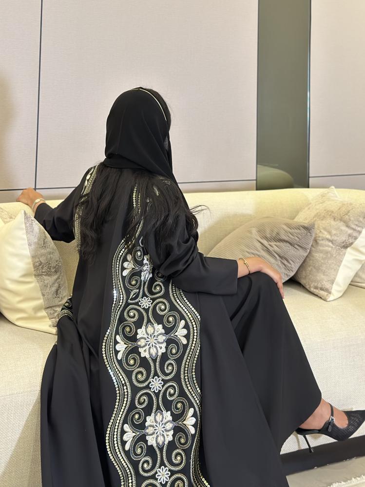 عباية كريب تايواني مع شك وتطريز بالجوانب