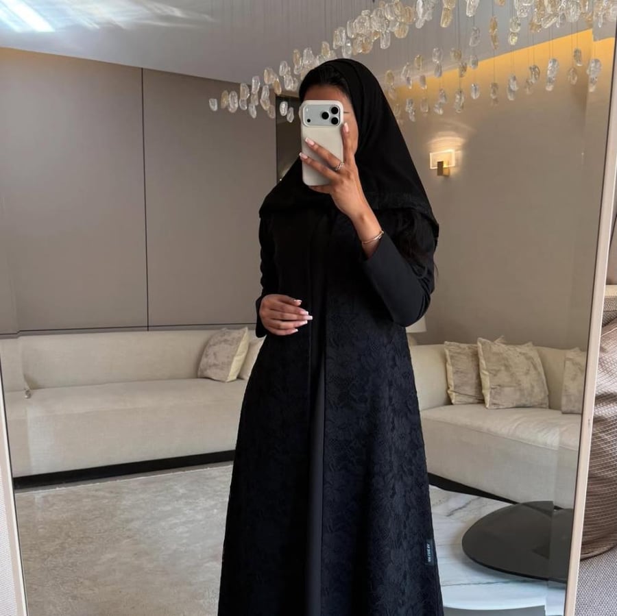 عباية جوخ اسود مع دانتيل اسود نص كلوش