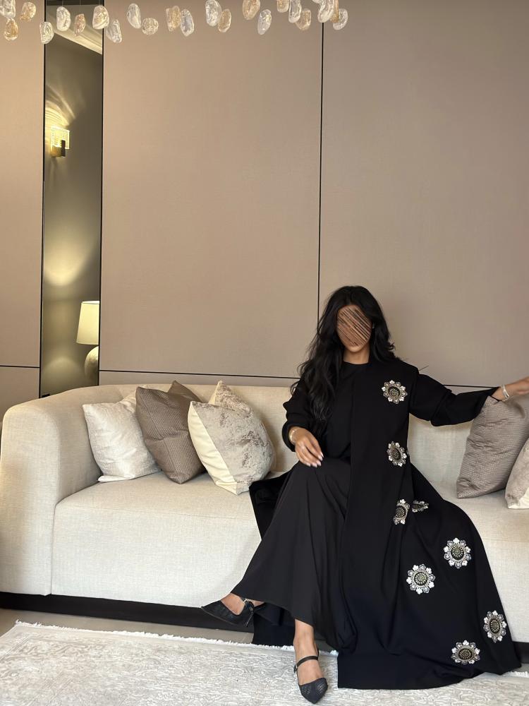 عباية كتان مزينة بتطريز ورد