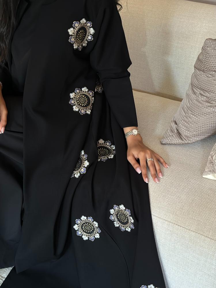 عباية كتان مزينة بتطريز ورد