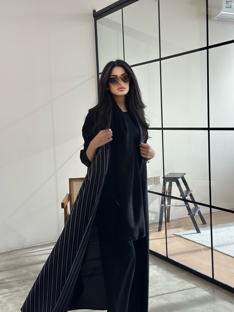 عباية نص كلوش كتان اسود  مع كريب مخطط  اسود وابيض وطرحة أسود بطرف